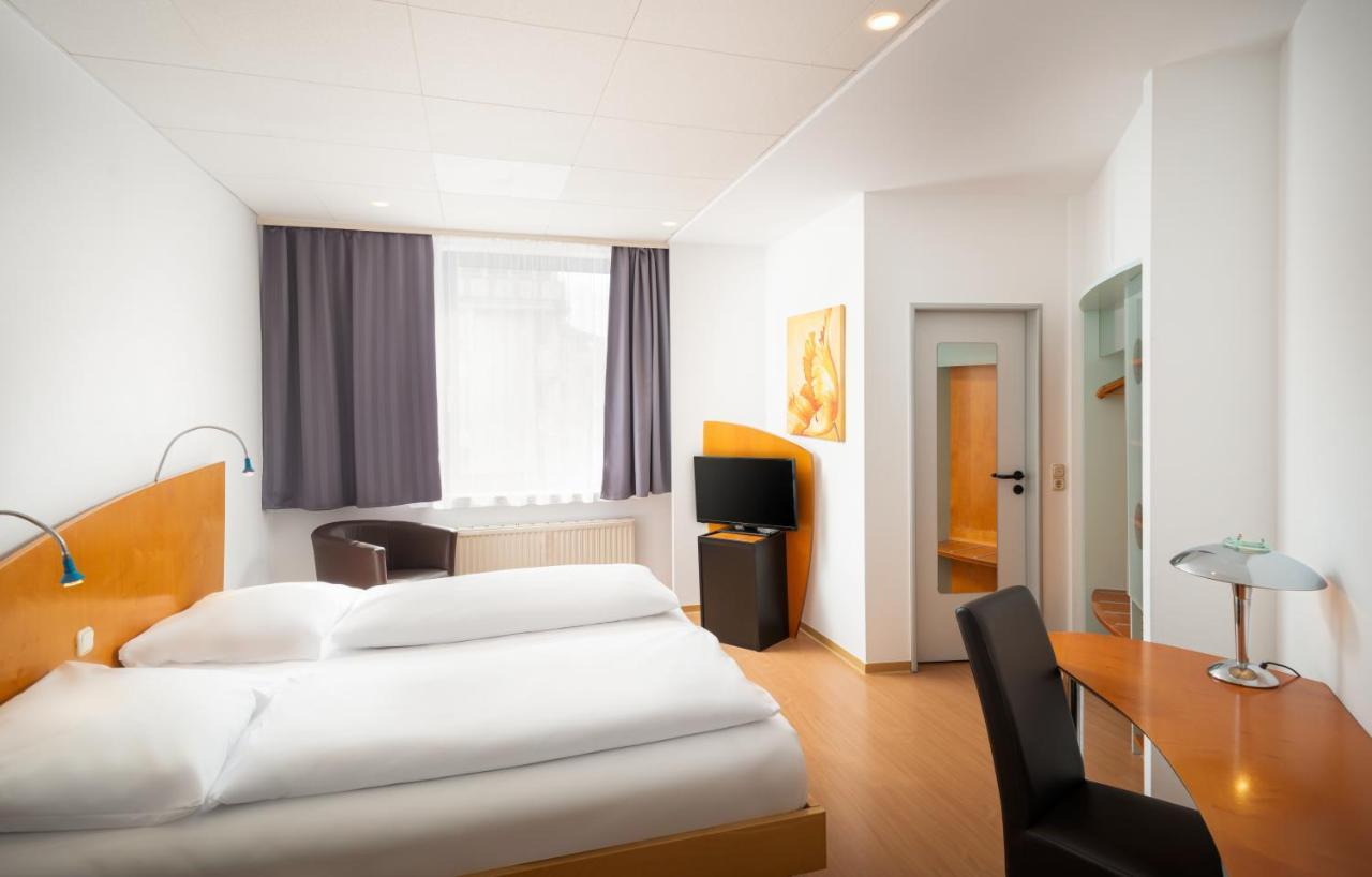 Mainstreet Hotel Дитценбах Екстериор снимка
